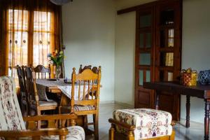 comedor con mesa y sillas en Traditional cozy residence in Lafkos, Pelion, en Lavkos