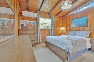 ein Schlafzimmer mit einem Bett und einer Holzwand in der Unterkunft Rustic cottage on Canal Lake in Carden