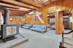 A seating area at Rustic cottage on Canal Lake