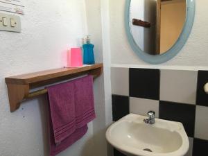 a bathroom with a sink and a mirror at Hostal Suiza in Puerto Baquerizo Moreno