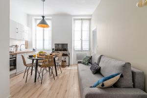 a living room with a couch and a table at HOME: Les richesses de Marseille à vos pieds! in Marseille