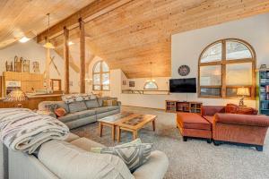 una sala de estar con muebles y techo de madera. en Donner Lake House en Truckee