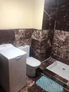 a bathroom with a toilet and a sink and a tub at Propre appartement à loué pour les familles in Marrakesh