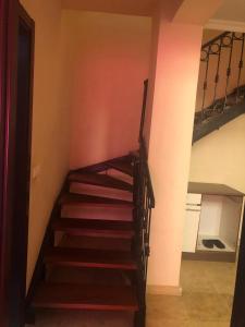 una escalera en una habitación con escalera en Propre appartement à loué pour les familles en Marrakech