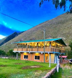 ein Gebäude mit einem Balkon mit einem Berg im Hintergrund in der Unterkunft HOTEL MIL ESTRELLAS-TOROTORo in Potosí