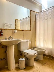 uma casa de banho com um WC e um lavatório em Hostería La Celestina em Tilcara