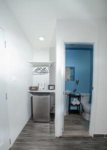 uma casa de banho branca com um lavatório e um WC em JM GUESTHOUSE em Santo Domingo