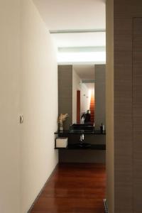 um corredor com um quarto com paredes brancas e pisos de madeira em Villa Medroa em Faia