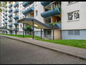 an empty street next to a large apartment building at Apartment am Eiskanal in Augsburg