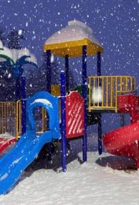 un parque infantil en la nieve con un tobogán en Park residence, en Bakuriani 27 fotos más