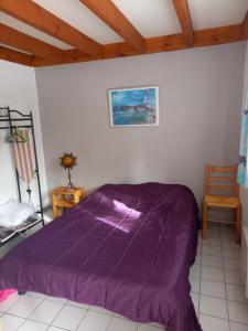 1 dormitorio con 1 cama de color púrpura en una habitación en Talaris La Palmyre, en Les Mathes