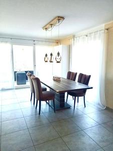 - une salle à manger avec une table et des chaises en bois dans l'établissement Alpen Panorama view Luxury House with green Garden, à Buchs