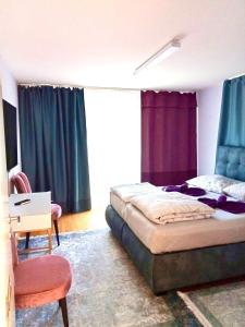 een slaapkamer met een bed met paarse gordijnen en een stoel bij Alpen Panorama view Luxury House with green Garden in Buchs