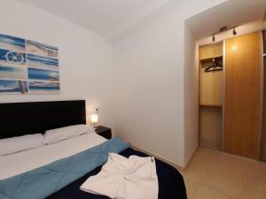 a bedroom with a bed and a closet at Benidorm Center Playa Poniente in Benidorm