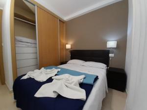 Postel nebo postele na pokoji v ubytování Benidorm Center Playa Poniente