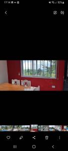 een kamer met een tafel, stoelen en een raam bij El Despertar in Valle Hermoso