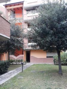 un edificio con un árbol delante de él en casa al mare con vista parco, en Pescara