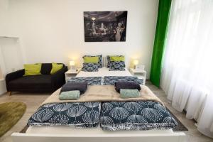 Postel nebo postele na pokoji v ubytování Érezd magad otthon Budapest szívében