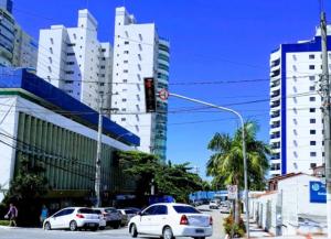 um semáforo numa rua da cidade com edifícios em APARTAMENTO NA PRAIA DE ITAPARICA em Vila Velha