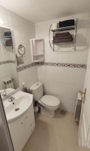 bagno bianco con servizi igienici e lavandino di Lovely apartment in Madrid center (Chueca) a Madrid