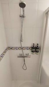 e bagno con doccia e soffione. di Lovely apartment in Madrid center (Chueca) a Madrid
