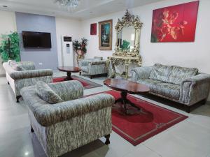 sala de estar con sofás y mesa en The Ambassadors Hotel en Lagos