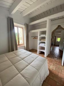 LarnasにあるVilla Masada location saisonnière Ardèche-Provençaleの部屋にある大きな白いベッドのある寝室