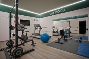 泰拉諾瓦布拉喬利尼的住宿－Moody smart & comfy Hotel，一间健身房,里面设有举重器材和健身器材