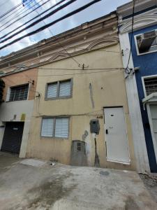 un bâtiment avec une porte sur son côté dans l'établissement Self Hostel, à São Paulo