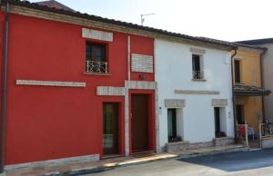 ein rot-weißes Gebäude an der Straßenseite in der Unterkunft I Home - Riviera Horses in San Giovanni in Marignano
