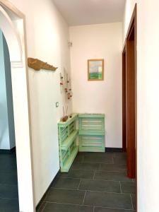 einen Flur mit einem blauen Schrank und Fliesenboden in der Unterkunft Villa Rita - Puglia Mia Apartments in Antonelli