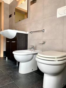 ein Badezimmer mit einem weißen WC und einem Waschbecken in der Unterkunft Villa Rita - Puglia Mia Apartments in Antonelli
