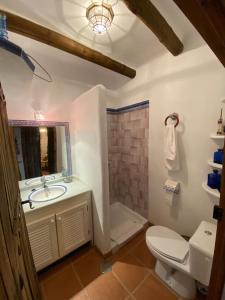 y baño con lavabo, aseo y bañera. en Vivienda Rural de Lujo en la Alpujarra (Nieles) en Nieles
