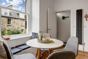 Fotografie z fotogalerie ubytování Cheerful Stays - Westend Cottage v destinaci Edinburgh