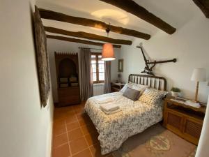 Un dormitorio con una cama y una lámpara. en Vivienda Rural de Lujo en la Alpujarra (Nieles) en Nieles