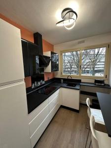 Кухня или кухненски бокс в Bel appartement centre Rouen avec terrasse