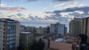 uma vista para uma cidade com edifícios e o oceano em Colombo 1935 - Apartments em Follonica