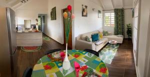 una cucina e un soggiorno con un tavolo di Villa Papillon a Saint-François