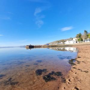 a view of the shore of a beach at Old Tavern House in Fortrose