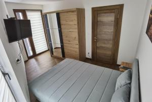 Llit o llits en una habitació de Borovi 2, apartman 7