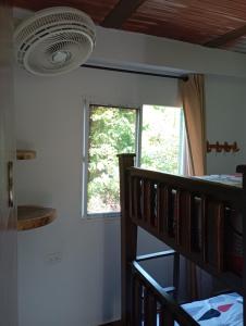 Habitación con escalera y ventana en Selva Maria Tayrona's Hostel, en Santa Marta