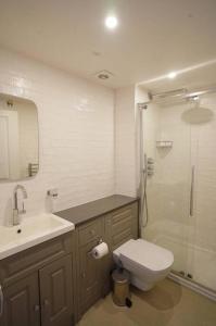 a bathroom with a toilet and a sink and a shower at Franks, Cowes - Sleeps 4 - 2 Bed - 2 Bath - Central Location in Cowes