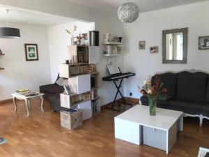 ein Wohnzimmer mit einem Sofa und einem Tisch in der Unterkunft Cap Corse : Très bel appartement en bord de mer in Santa-Maria-di-Lota
