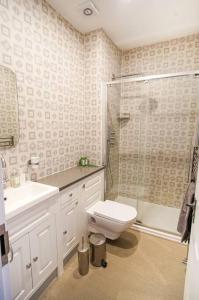 a bathroom with a shower and a toilet and a sink at Paskins, Cowes - Sleeps 4 - 2 Bed - 2 Bath - Central Location in Cowes