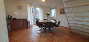 een keuken en eetkamer met een tafel en stoelen bij Appartement Uniekappart in Uitgeest