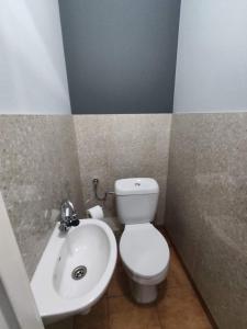Łazienka z białą toaletą i umywalką w obiekcie 3030 Jana Spychalskiego 32 - Tanie Pokoje w Apartamencie - samodzielne zameldowanie - self check in w Poznaniu