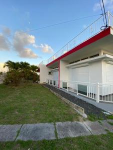 ル・ムルにあるVilla La rocheの草の庭が目の前にある建物