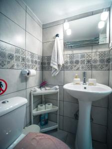 bagno con lavandino, servizi igienici e specchio di Angie's House Volos a Volos