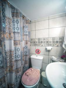 bagno con servizi igienici rosa e lavandino di Angie's House Volos a Volos