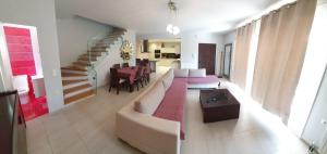 uma sala de estar com um sofá e uma sala de jantar em Marianna's House em Ýpsos
